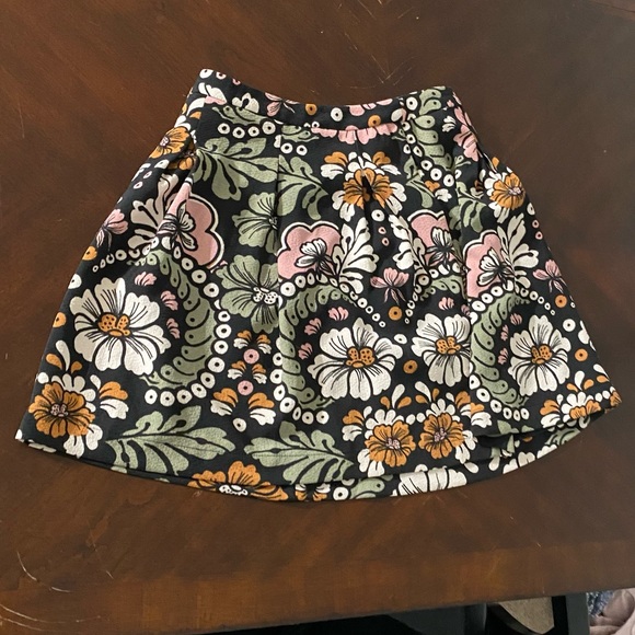 H&M Dresses & Skirts - Womens NWOT Size 6 Floral Mini Skirt